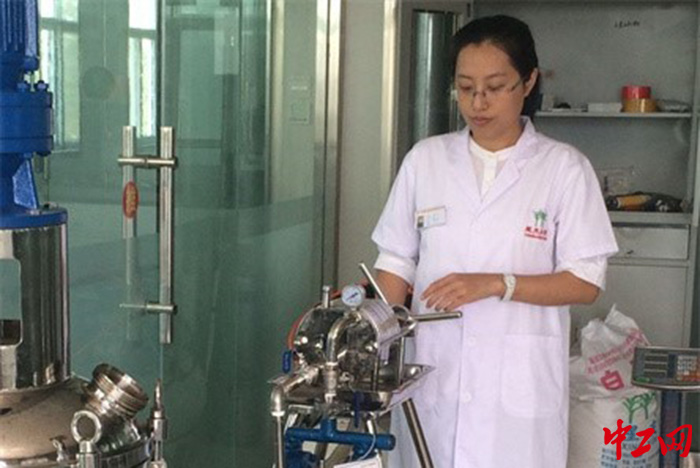 日前，乐陵市一家企业的劳模工匠创新工作室里，职工正在进行技术攻关。乐陵市总工会供图