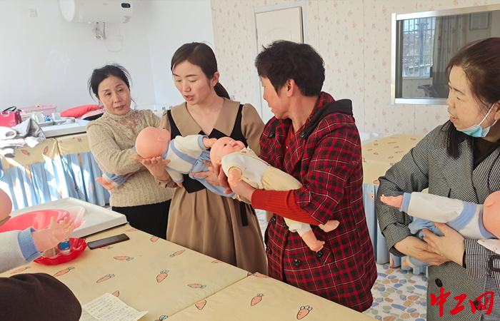 近日，王新凤在家政服务对接基地开课讲授，帮助妇女姐妹掌握一技之长，改善生活、实现梦想。胶州市总工会供图