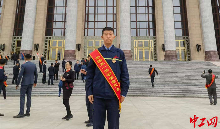 傅雷身披荣誉绶带在人民大会堂前拍照留念.受访者单位供图_副本