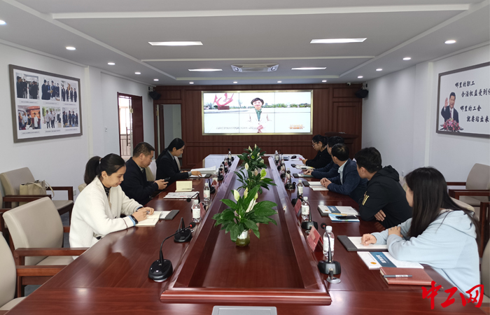 近日，在莱西市劳动争议诉前调解联席会上，与会人员一同观看《职工维权“莱西模式”》宣传片。莱西市总工会供图