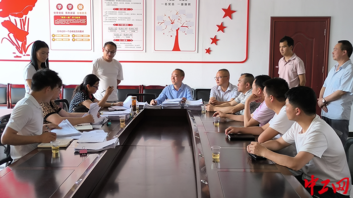 5月6日，黔西南州总工会一行到五福社区考察“三个5”行动工作开展情况。黔西南州总工会供图