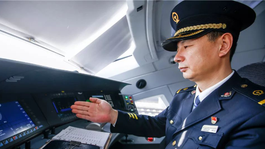 劳模风采·2015年全国劳模 | 黑龙江高铁司机“总教头”：24年来安全行走400万公里