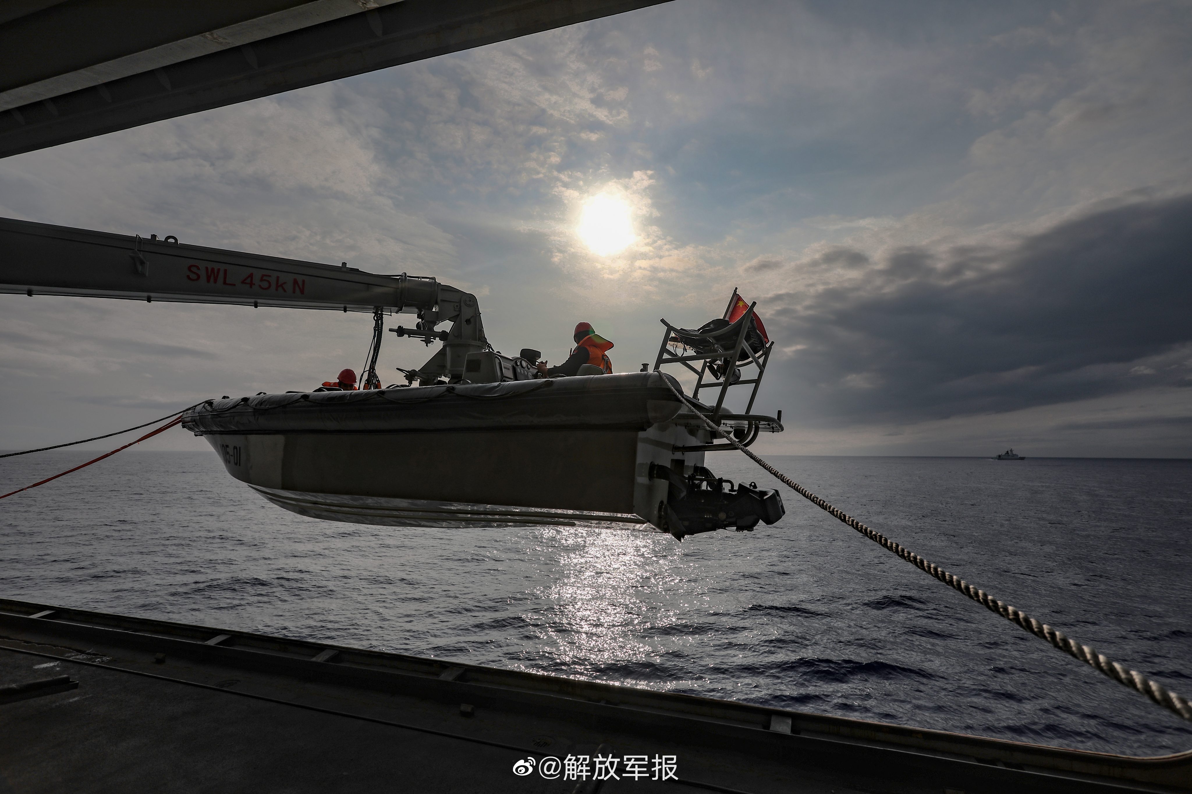 南部战区海军远海训练组图直击综合攻防课目演练现场