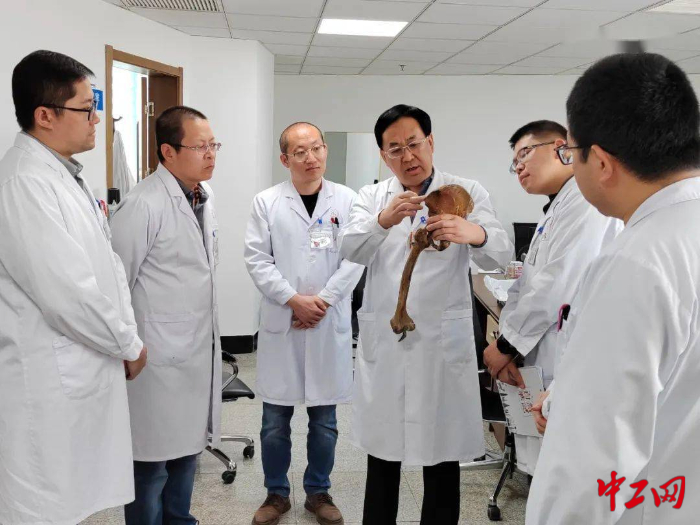 5月13日，姜红姜带领团队进行技术研讨  文登整骨医院供图