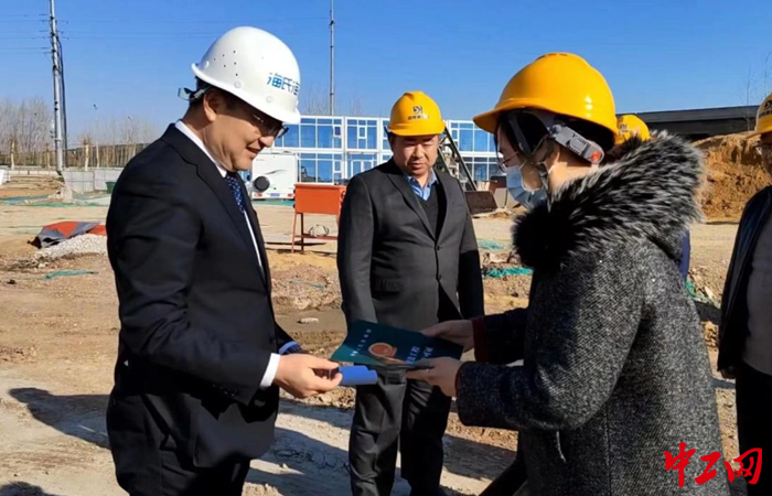 近日，莱西市行政审批服务局根据企业信用承诺，现场帮办代办相关手续。莱西市委宣传部供图