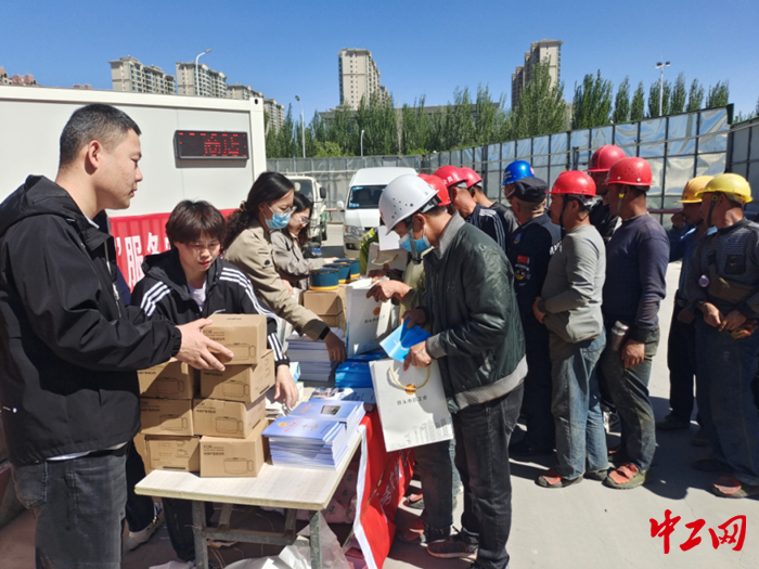 工作人员在九原区远洲大都汇C区项目工地开展普法宣传活动。 田雨润 摄