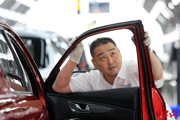 工作中的唐跃辉。重庆长安供图