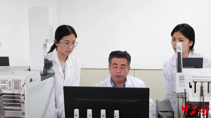 图为孔令泉(中)在工作中。无棣县总工会供图 图为孔令泉(中)在工作中。无棣县总工会供图