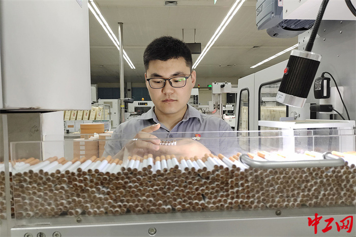 王凯鹏在查看烟支质量。  魏好  摄