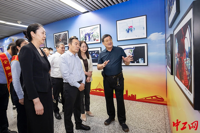 2.到场嘉宾一同观看展览。（王威 摄）