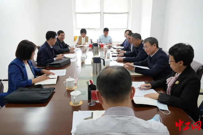 5月24日，内蒙古自治区党委老干部局调研组深入内蒙古自治区总工会调研。图为调研座谈会现场。 院宇琁 摄
