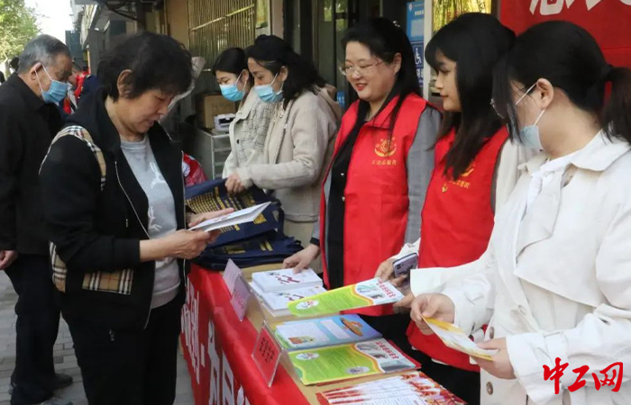 近日，市南区总工会志愿者参加民生大集活动向社区居民发放读本材料送去工会“娘家人”的关爱。市南区总工会供图