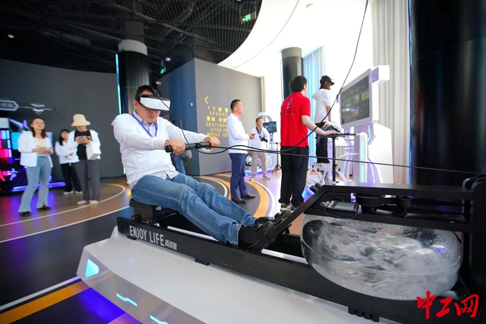 市民在伊滨区立雪社区体育公园的健身中心内体验VR项目（张晓冬摄）