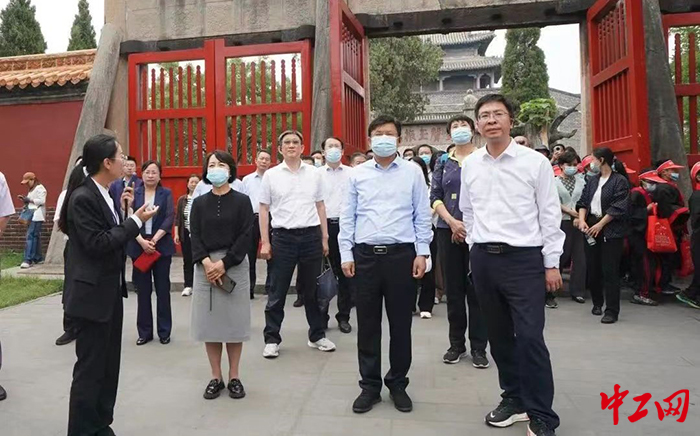 日前，山东省总工会组织党员干部走进政德教育基地教学点，开展了党性教育活动。图为活动参观现场。洪波摄