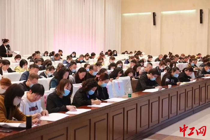 5月25日，锡林浩特市总工会举办职工医疗互助保障工作培训暨互助保障业务知识竞赛活动。图为竞赛答题现场。 锡林浩特市总工会供图