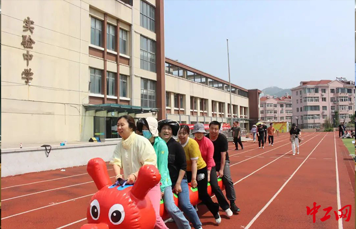 近日，山东省青岛市市南区金门路街道总工会举办趣味运动会，寓教于乐，将学习与运动相融合。市南区总工会供图