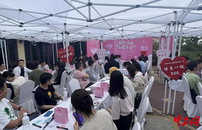 近日，山东省青岛市市南区总工会在八大关宋公馆举办单身职工联谊活动，来自医疗、教育、金融等行业的60名单身男女青年参加活动。市南区总工会供图