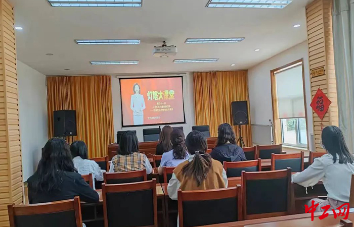 5月24日，山东省青岛市市南区总工会机关党支部采用自学和集体学习相结合的方式，组织全体党员干部学习灯塔大课堂。市南区总工会供图