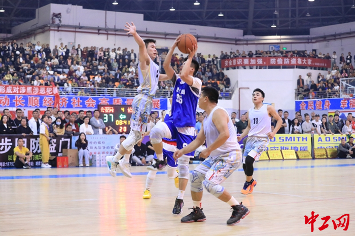 贵州省黔南州长顺县第一届“围农兴工”杯职工篮球赛比赛现场。黄静 摄