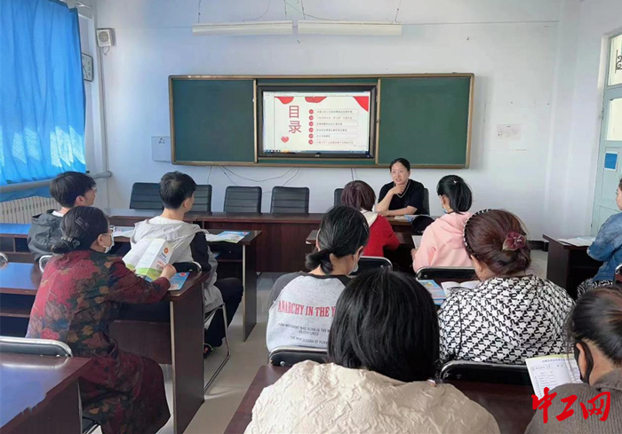 5月26日，牙克石市总工会在博克图中小学会议室举办了职工医疗互助保障工作政策宣讲会。图为宣讲会现场。 李欣 摄