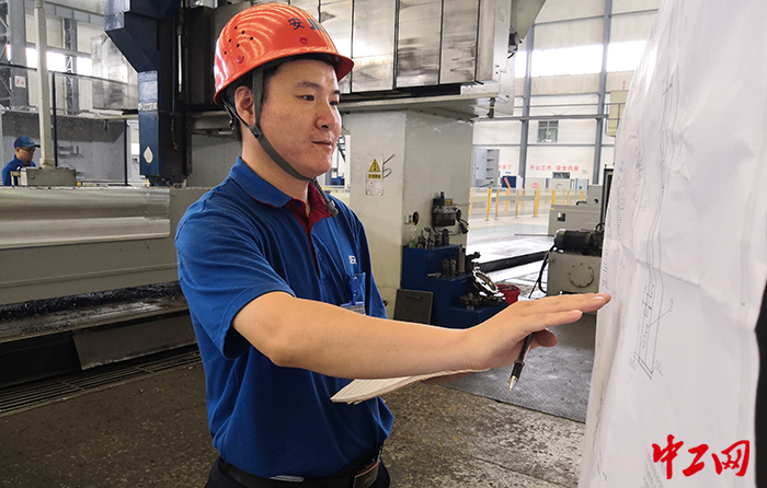 图为公法宾在工作中。刘臻摄