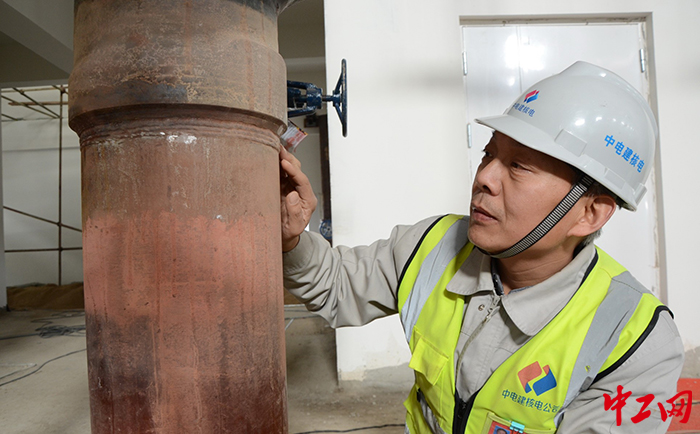 日前，张道旺在检查焊口施工质量。中电建核电公司供图