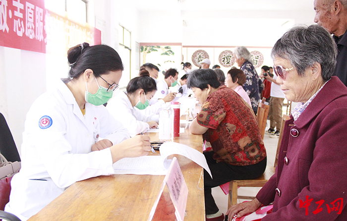 日前，山东省总工会机关党委等部分党员来到基层，开展“发挥产业特色 助力乡村振兴”主题党日活动。图为义诊活动现场。宋希沛摄