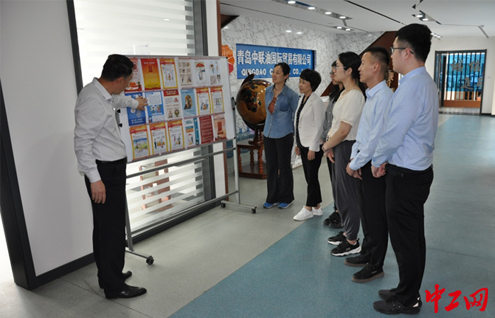 近日，青岛中联油国际贸易有限公司工会开展“美好生活•民法典相伴”主题宣传活动。山东省外经贸工会供图