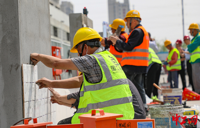 5月26日，西海岸交通投资集团在交通商务区刘家园马厂安置区项目现场举办了青岛西海岸新区城市更新和城市建设大比武“交投杯”劳动技能竞赛。西海岸新区总工会供图