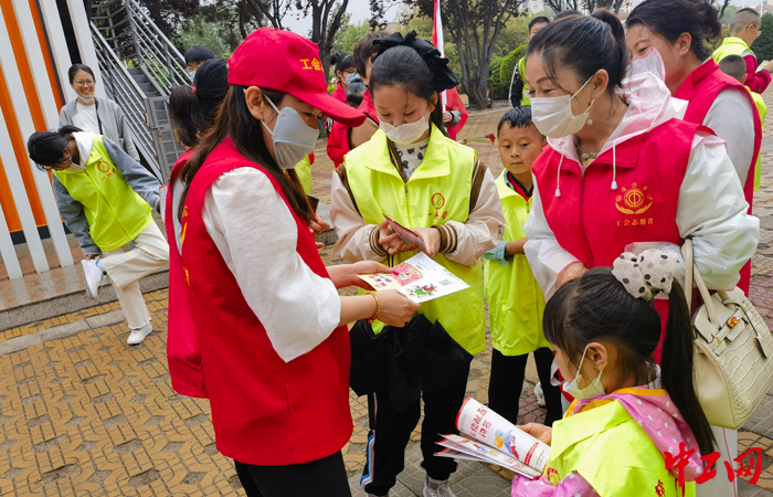 近日，莱西市志愿服务行业工会联合会志愿者们沿街发放宣传资料，动员大家关心、支持无偿献血工作。莱西市总工会供图
