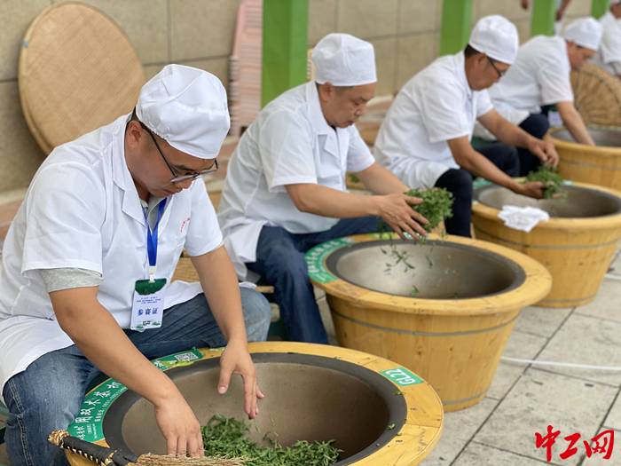 5月30日，在贵州省第一届职工职业技能大赛——“朵贝贡茶杯”手工制茶、古树茶加工技能大赛现场，参赛选手们正在制茶。罗德丽 摄
