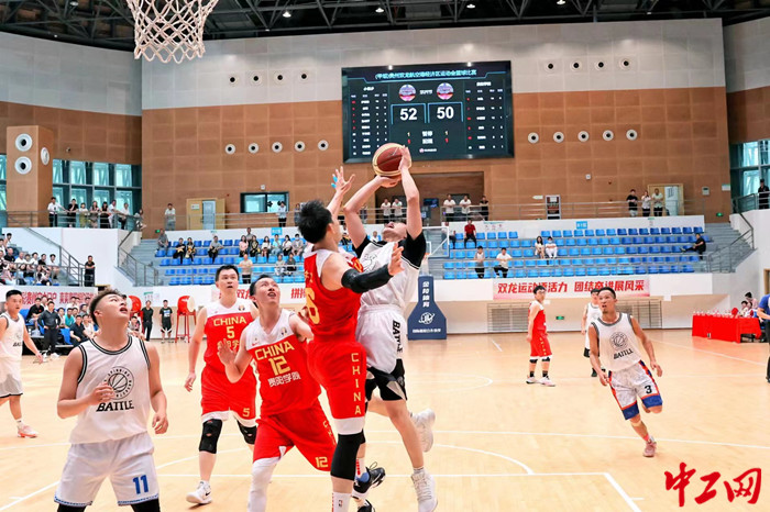 贵州双龙航空港经济区职工运动会上篮球比赛精彩瞬间。陈燕摄