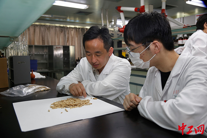 图为蒋金星（左一）在工作中。临沂市总工会供图 - 副本