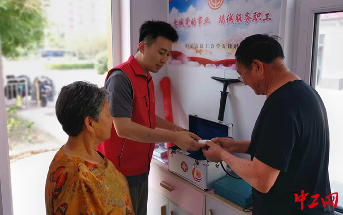 日前，在阳信县一处驿站里，工会志愿者为一线职工送上贴心服务。阳信县总工会供图