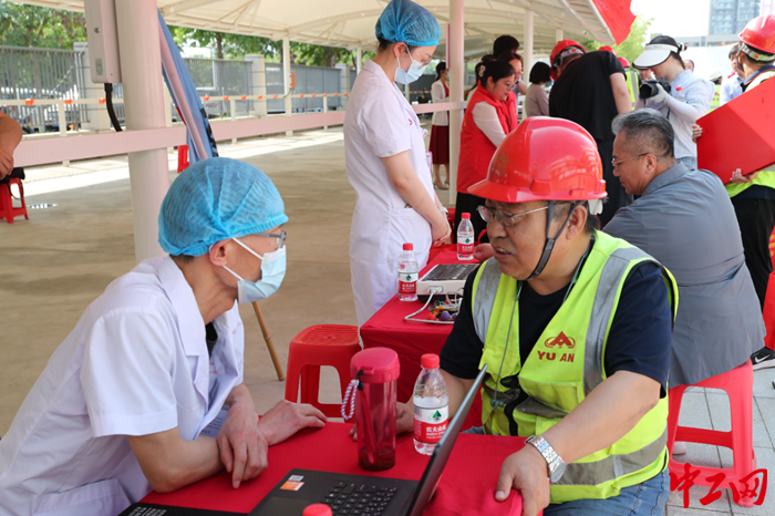 5月31日，省工人龙门疗养院现场为项目工地职工进行免费健康体检。（洛阳市总工会 供图）