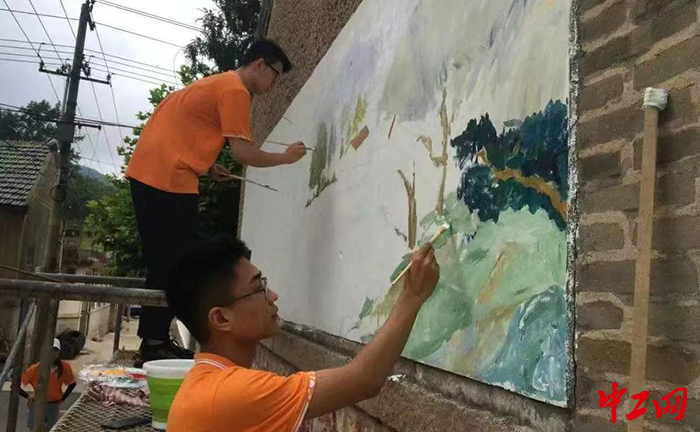 日前，济南大学的学生们参与乡村人居环境治理。济南大学供图