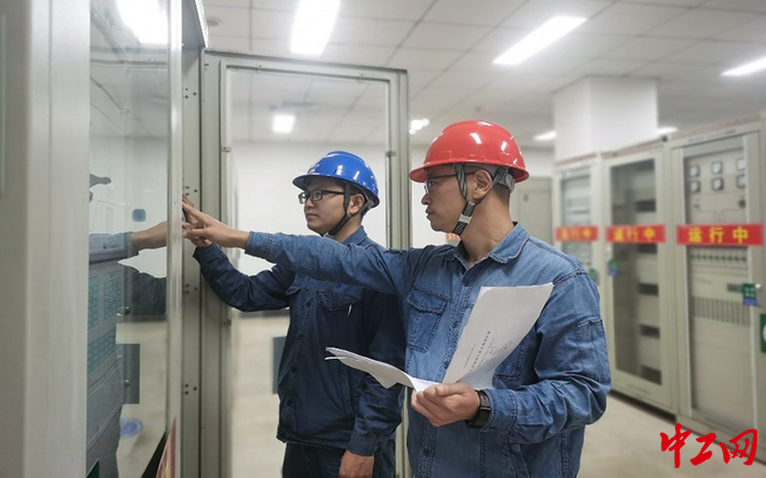 日前，师父张鹏（右一）和徒弟郭凯在车间工作中。华能嘉祥电厂供图