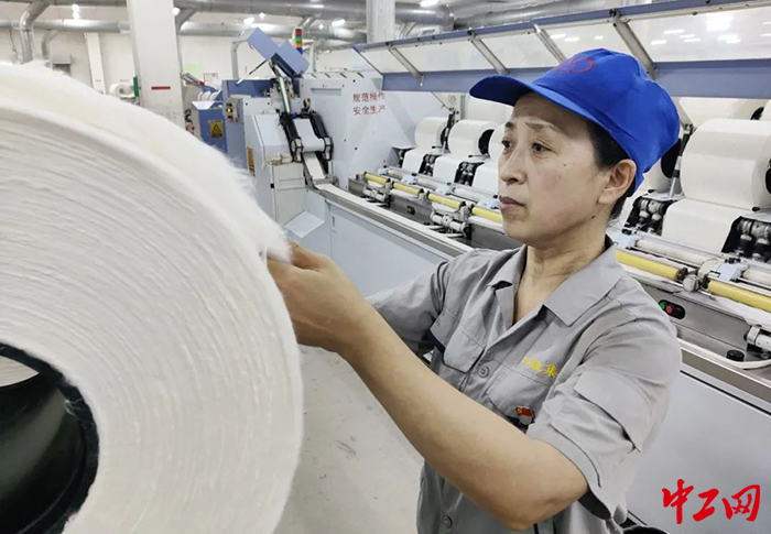 日前，蔺当伟在车间工作中。昌邑市总工会供图