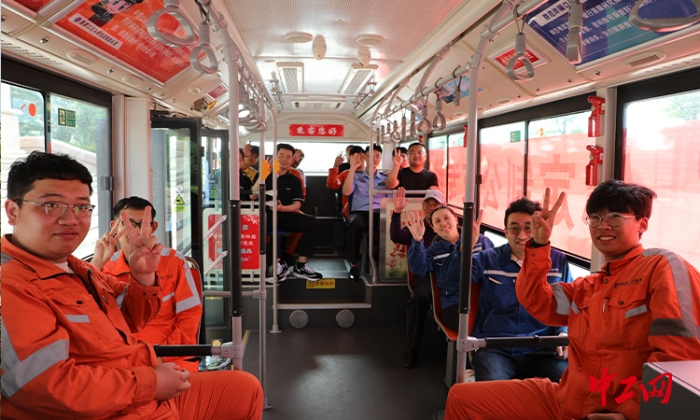 6月1日下午，港口工作人员乘坐在定制公交上 董家口港供图