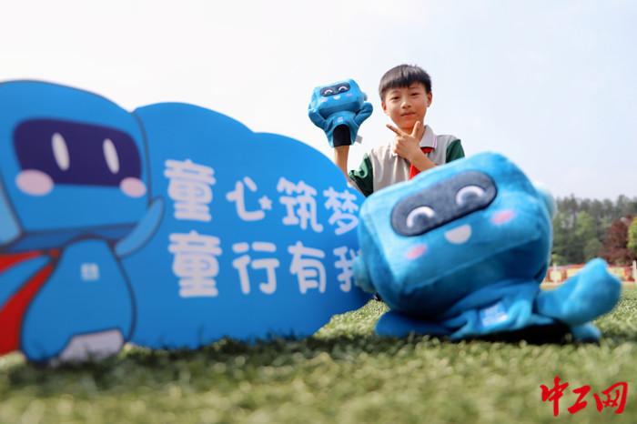 中建四局贵州建设公司基础设施分公司瓮马铁路九标项目开展“情系校园 建证未来 童行有我”爱心捐赠主题活动 孙超 摄