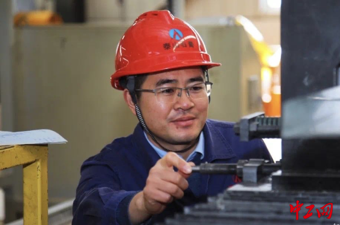 威海工匠张少华正在检修设备 威海市总工会供图 威海工匠张少华正在检修设备 威海市总工会供图