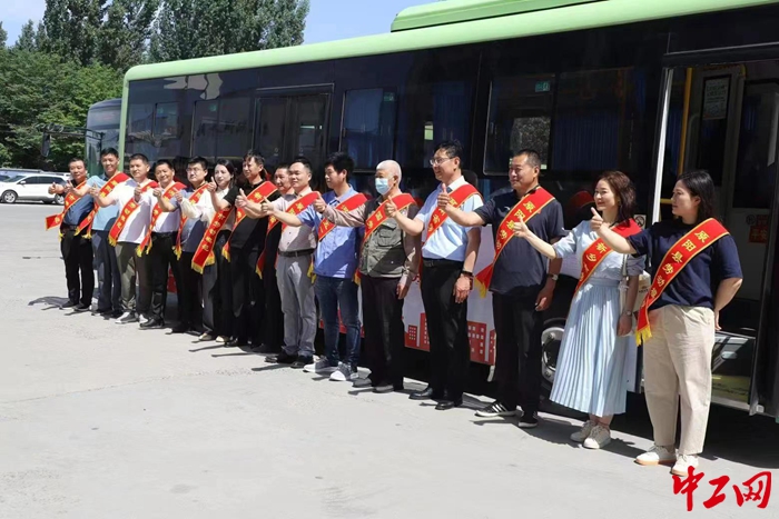 6月1日，原阳县“劳模号”公交专线启动仪式在新车站北门举行。（原阳县总工会 供图）