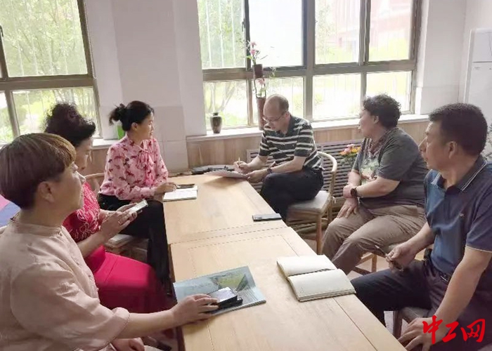 6月2日上午,座谈会上,各行业工会和创新工作室负责人代表进行探讨。(濮阳市总工会 供图) 6月2日上午,座谈会上,各行业工会和创新工作室负责人代表进行探讨。(濮阳市总工会 供图)