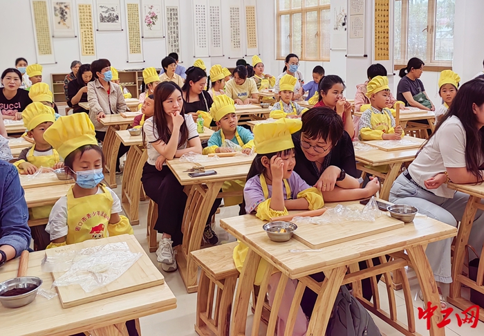 2.6月3日，来自市直各机关、企事业单位、新就业形态劳动者群体及其子女共60余人参加活动。（周口市总工会 供图）