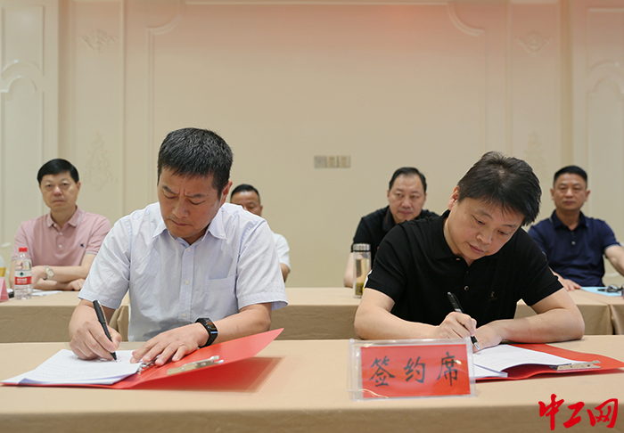 6月2日，安徽皖维集团有限责任公司工会与马鞍山市含山县总工会签订“结对共建”协议。聂文杰 摄