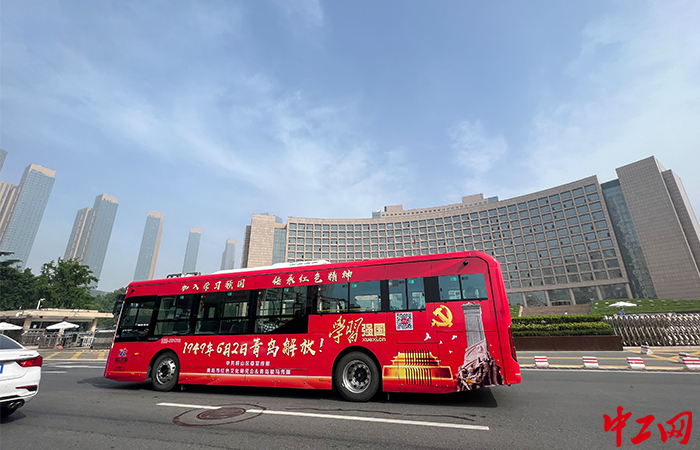6月2日，321路主题公交车经过青岛市人民政府前面的香港中路。崂山区委宣传部供图