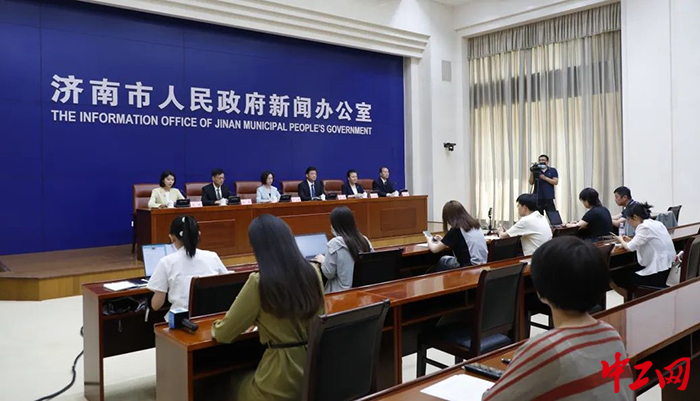 6月14日，济南市人民政府召开新闻发布会，介绍近期高温天气及应对举措相关情况。图为发布会现场。济南市人民政府新闻办供图