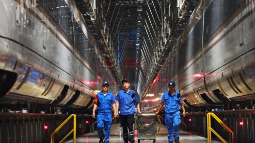 2023·劳动创造幸福｜超43℃！端午节深夜的检修库内，动车体检师们在坚守