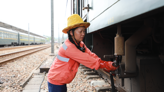 2023·劳动创造幸福｜烈日下，上水工“蒸战”股道