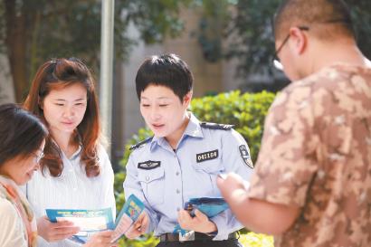 顾晓芬（左三）在向住户进行反诈宣传。 上海市公安局供图